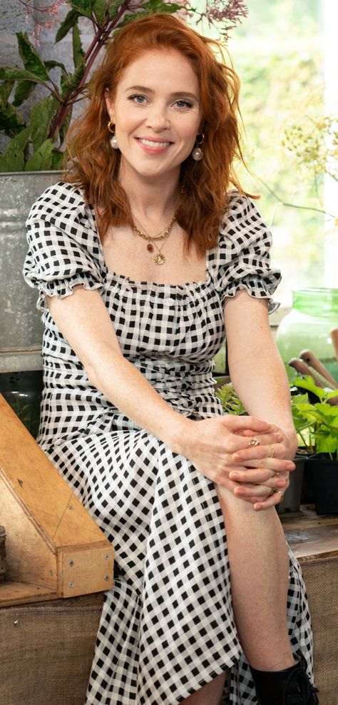 Angela Scanlon, Carol Kirkwood, British Celebrities, Sketch Ideas, Closet Goals, Cool Sketches, Pure Beauty, Layered Hair, Sketch