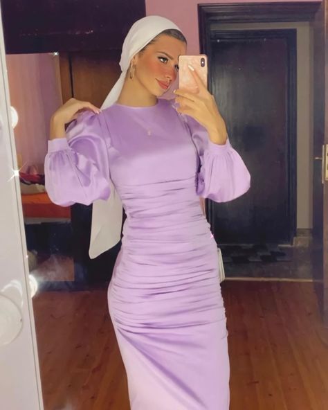 Simple Soiree Outfit Hijab, Graduation Outfit Ideas Hijab, Hijab Soiree, Dress Soiree, Elegant Silk Dresses, Award Show Dresses, Chic Evening Dress, Hijab Wedding, Simple Bridesmaid Dresses