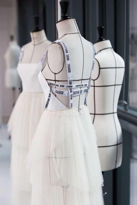 Fashion Designer Aesthetics, Fashion Dream Job, Fashion Designer Studio, Fashionable Dress, Draping Fashion, Dior Haute Couture, Dior Fashion, Couture Details, Dior Couture