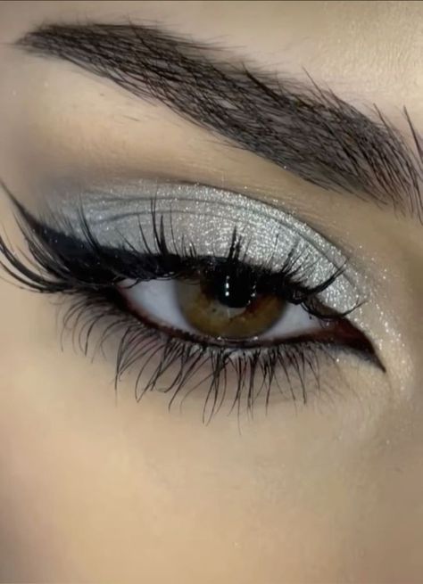 Makeup With Black Sparkly Dress, Black N Silver Makeup, Sliver Eyeshadow Prom, Makeup Look For Grey Dress, Simple Black And Silver Makeup, Homecoming Makeup Ideas For Black Dress, White Silver Eye Makeup, 18th Makeup Looks, Light Blue Silver Makeup