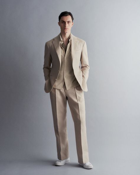 Mens Suits Style Modern Fashion Looks, Beige Linen Suit, Suit Stores, Modern Suits, Modern Mens Fashion, Ties Mens Fashion, Mens Summer Outfits, Mens Haircut, Designer Suits For Men