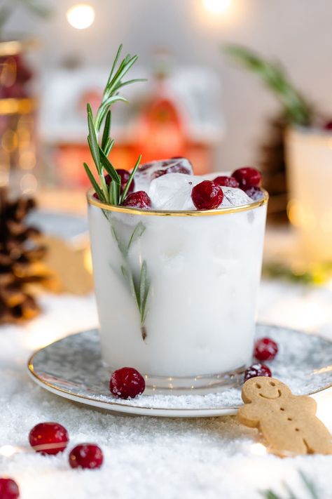 This delicious White Christmas Margarita is the perfect cocktail for the holidays. You can make it as a single serving or in a pitcher for a bigger party! It's made with coconut milk and coconut rum for extra coconut-y flavor! Add coconut extract to make the flavor even better! It's easy to make non-alcoholic and comes together really easily. Garnish your cocktail with frozen cranberries and a spring of rosemary to make it extra fancy! Christmas Coconut Margarita, White Christmas Margarita, Easy Christmas Drinks, Easy Holiday Drinks, Christmas Coconut, Christmas Margarita, Holiday Martinis, Traditional Margarita, Coconut Margarita