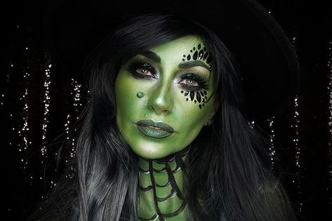 Makeup For Witches, Green Witch Makeup, Simple Witch Makeup, Pretty Witch Makeup, Scary Witch Makeup, Witch Face Paint, Easy Halloween Face Painting, Maquillage Halloween Simple, Witch Eyes