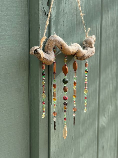 Window Art Christmas, Driftwood Decor Wall, Driftwood Hanger, Bead Mobile, Beaded Suncatcher, Shell Wind Chimes, Driftwood Projects, Diy Wind Chimes, Zen Decor