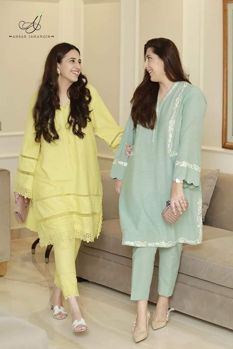 Kurti Design Ideas, Pakistani Kurta Designs, Casual Kurti, Simple Kurta Designs, Pakistani Fashion Casual, Gaun Fashion, Stylish Short Dresses, Casual Indian Fashion, Pakistani Dresses Casual