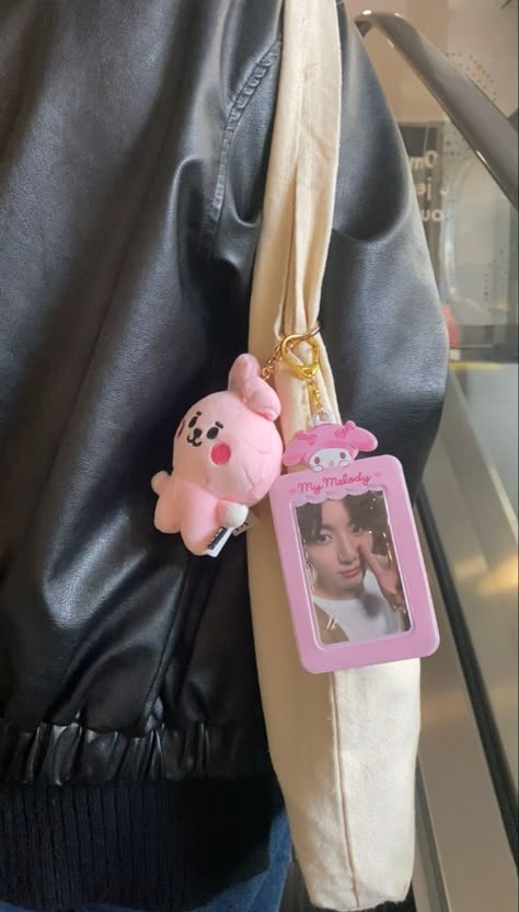 Cooky Aesthetic Bt21, Bt21 Cooky Aesthetic, Photocard Holder Aesthetic, Cooky Bt21 Aesthetic, Bts Merch Aesthetic, Bt21 Aesthetic, Mochila Kpop, Cooky Bt21, Bts Core