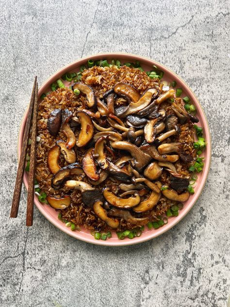 Crispy Rice Recipe, Best Mushrooms, Clay Pot Rice, Rice Crispies Recipe, Mushrooms Recipes, Mushroom Rice, Vegan Rice, Veggie Dinner, Crispy Rice