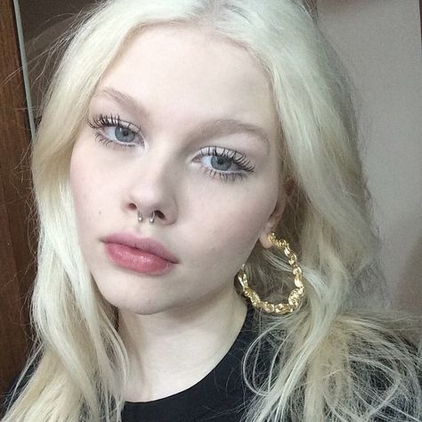 Blonde Hair Pale Skin, Pale People, Alabaster Skin, Bleached Eyebrows, Pale Makeup, Hair Pale Skin, Long White Hair, White Blonde Hair, Pale Girl