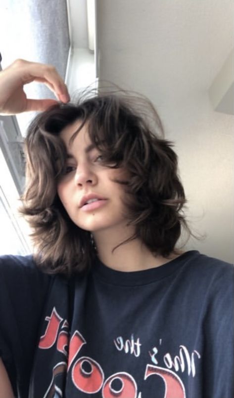 Short Haircuts For Women Fluffy, Short Hairstyle Layered Shaggy Haircuts, Tomboy Haircut Thick Hair, Short Hair Styles Fluffy, Hair Styles For Fluffy Hair, Short Flowy Haircut, Short Fluffy Hair Aesthetic, Shaggy Wolfcut Short Hair, Short Fluffy Hairstyle Women