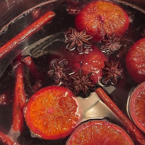 jenny on Instagram: "(っ˘ω˘)っ🍷🍊♨️ some mulled wine my sibs and i made over the holidays" Wine Mums Aesthetic, Mulled Wine Aesthetic, Vintage November, Holiday Aesthetic, Christmas Tea Party Food, Winter Brunch, Wine Aesthetic, November Aesthetic, Warm Wine