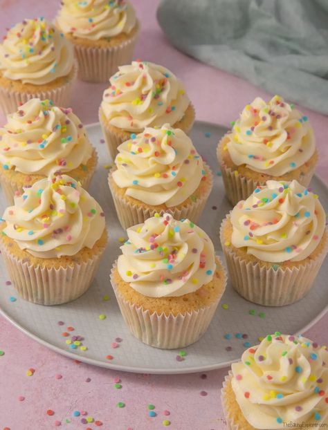 Funfetti Cupcake Recipe, Funfetti Cupcakes, Whipped Frosting, Healthy Cake Recipes, Summer Cookies, Rainbow Cupcakes, Vanilla Sponge, Cupcake Designs, Healthy Cake