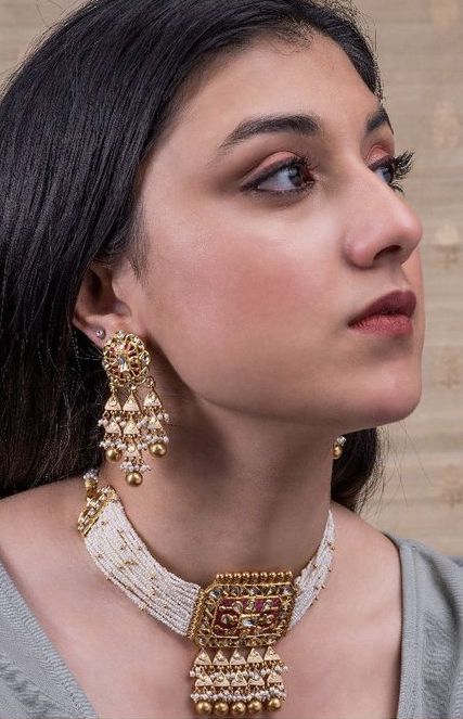 Moti Jewellery Indian, Fashion Jewelry Necklaces Gold, Gold Necklace Wedding, Indian Jewelry Earrings, Antique Necklaces Design, Choker Necklace Designs, Bridal Jewelry Vintage, Choker Designs, Gold Jewelry Simple Necklace