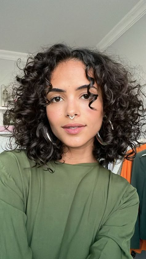 Curly Hair Color Ideas, Short Curly Cuts, Curly Hair Color, Curly Cut, Updo Curly, Curly Hair Trends, Natural Curly Hair Cuts, Medium Length Curly Hair, Layered Curly Hair