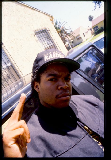 Photos of the 90s hip-hop scene Ice Cube 90s, Nwa 90s, 90s Painting, Ice Cube Rapper, Gangsta Rap Hip Hop, 90s Rappers Aesthetic, Cube World, Rap Singers, 90s Rappers