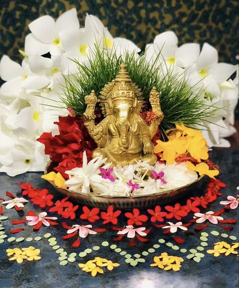 Mandir Decoration, Ganesh Chaturthi Decoration, Ganpati Decoration At Home, Janmashtami Decoration, Diy Floral Decor, Ganapati Decoration, Diwali Decoration Items, Diwali Decorations At Home, Decoration For Ganpati