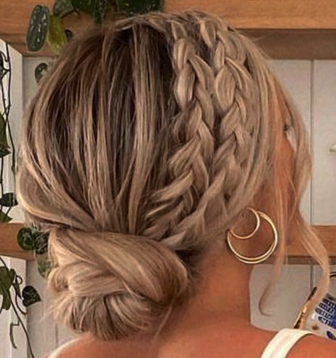 Updo Hair Medium Length, Up Dos For Homecoming Hairdos, Hoco Hair Updo Ponytail, Goddess Updo Hairstyles, High Pony Braid Hairstyles, Updo Long Thick Hair, Hairstyles All Up, Bridesmaid Hairstyles Thick Hair, Livestock Show Hairstyles