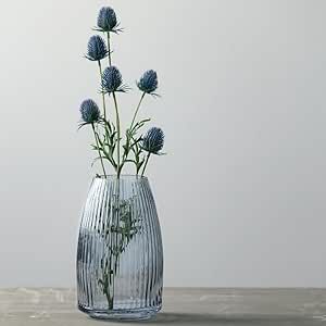 A simple yet beautiful glass vase - would be a lovely addition to your living room or kitchen Centerpieces Living Room, Ribbed Glass Vase, Minimalist Centerpiece, Vases For Centerpieces, Modern Glass Vases, Grey Vases, Home Decor Minimalist, Faux Flower Arrangements, Green Glass Vase