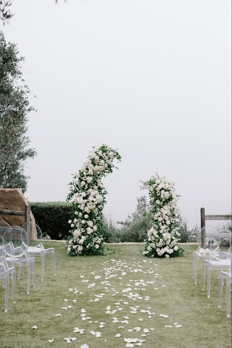 White And Green Floral Arch, Minimal Wedding Ceremony Decor, Wedding Arch White Flowers, White Ceremony Flowers, Wedding Isles, House Deco, Bali Wedding, White Wedding Flowers, Ceremony Decor