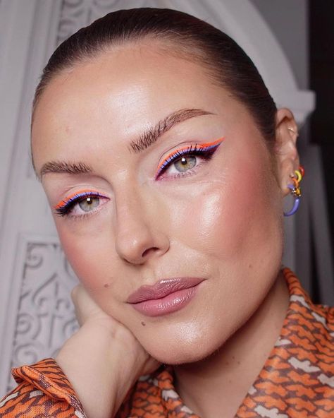 PORTER magazine on Instagram: “It's time to embrace colored liner and discover why a bright eye liner can be bolder and brighter refresh to your look. At the link in bio…” 2023 Makeup Trends, Bright Eyeliner, Katie Jane Hughes, 2023 Makeup, Sparkly Makeup, Bright Eyeshadow, Makeup Bag Essentials, Dark Eyeshadow, Best Makeup Artist