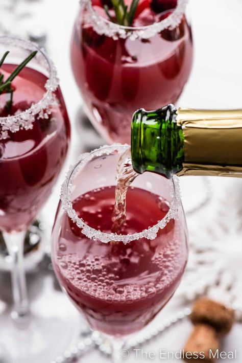 Winter Mimosa Recipe, Chambord Mimosa, Blackberry Mimosa, Mistletoe Mimosas, Holiday Mimosa, Alcohol Wedding, Christmas Mocktails, Cranberry Mimosa, Easy Drinks To Make