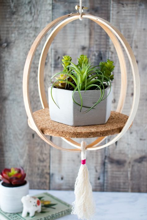 Hanging Plants Diy, Diy Hanging Planter, Modern Farmhouse Diy, Diy Hanging Shelves, Embroidery Hoop Crafts, Diy Plant Hanger, Hanging Shelf, Macrame Plant Hangers, Diy Hanging