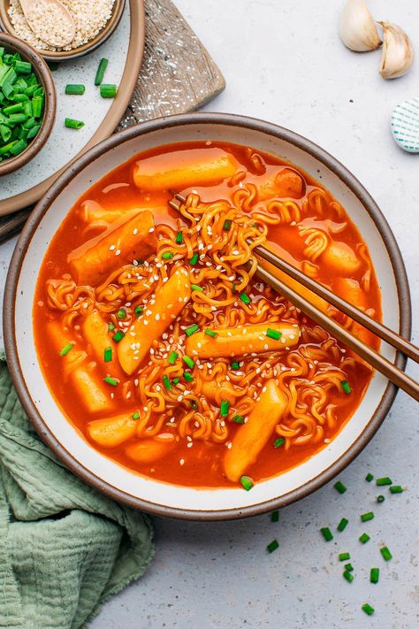 Rabokki is a popular Korean street food that combines Tteokbokki and ramen noodles! This vegan recipe features chewy rice cakes and instant ramen noodles cooked in a creamy and spicy Gochujang sauce. It's saucy, warming, and so hearty! #rabokki #tteokbokki Best Korean Food, Spicy Ramen, Korean Street Food, Korean Dishes, Food Babe, Dinner Entrees, Instant Recipes, Yummy Comfort Food, Korean Street