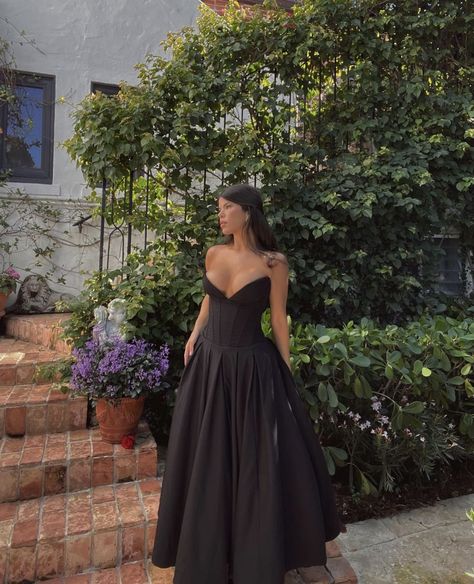 Aesthetic Ball Gowns, Wrapped Dress, Tight Prom Dresses, Elegant Long Dress, Prom Inspiration, Backless Long Dress, Classy Prom Dresses, Effortlessly Chic Outfits, Cute Prom Dresses