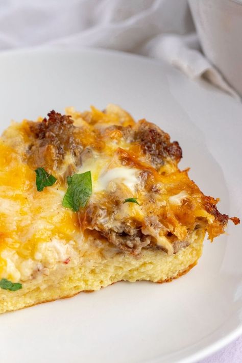 The Queen of Southern Cuisine is at it again with this insanely scrumptious Paula Deen breakfast casserole. One bite will absolutely make your day! Paula Deen Breakfast Casserole Recipes, Paula Dean French Toast Casserole, Paula Deans Breakfast Casserole, French Toast Casserole Paula Deen, Paula Deen Breakfast Casserole, Paula Deen’s Corn Casserole Recipe, Leftover Breakfast, Crispy Recipes, Best Breakfast Casserole