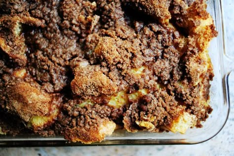 Cinnamon Baked French Toast - Pioneer Woman.  Make the night before & let soak overnight in fridge.  Pop in the oven in the morning. Cinnamon Baked French Toast, Sweet Breakfast Casserole, Eggs Brunch, Baked French Toast, Overnight French Toast, Cinnamon Streusel, Cinnamon French Toast, Toast Casserole, French Toast Bake