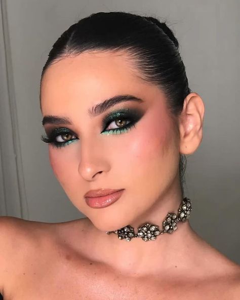 Smokey Eye Stage Makeup, Black And Green Smokey Eye, Glam Makeup Looks Green, Green Smokey Eyes, Black Green Makeup, Green And Black Makeup Looks, Smokey Eye Makeup Green, Glitter Eyeshadow Ideas, Green And Gold Eyeshadow Looks