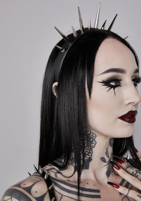 Edgy Makeup Looks, Goth Pants, Punk Plaid, Occult Fashion, Goth Model, Alt Girls, Victorian Goth, Goth Women, Goth Beauty