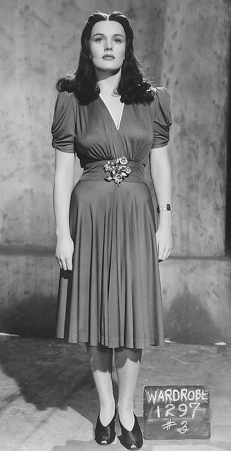 Frances Farmer in a wardrobe test for 'World Premiere' 1941 Frances Farmer, Vintage Actresses, Old Hollywood Stars, Classic Actresses, 40s Fashion, Celebrity Portraits, Hollywood Stars, Feature Film, Old Hollywood