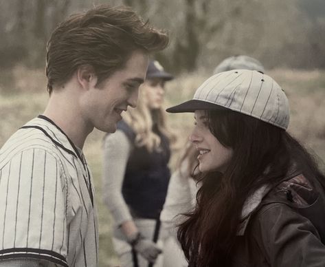 Elisabeth Swan, Bella Y Edward, Twilight Bella And Edward, Bella Edward, Twilight Bella, Twilight Cast, Robert Pattinson And Kristen, Twilight Edward, Twilight Photos