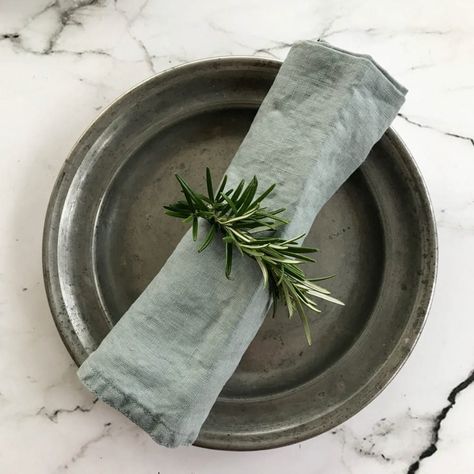 Rosemary Napkin Rings, Rustic Christmas Napkin Rings, Napkin Folding Ideas, Rustic Dinner, Folding Ideas, Christmas Napkin Rings, Sustainable Christmas, Rosemary Sprigs, Make Tutorial