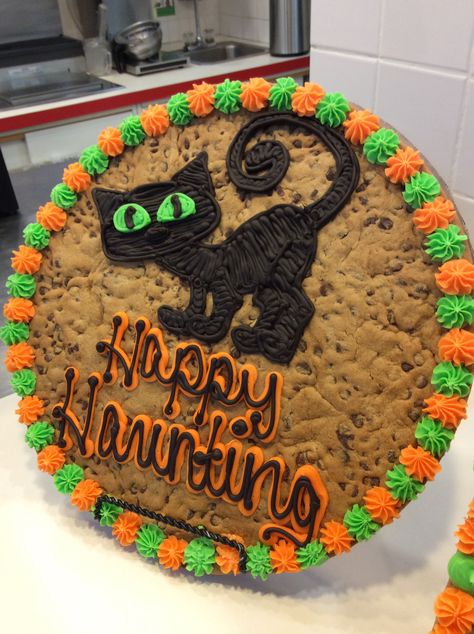 Jumbo Cupcake Decorating Ideas, Halloween Cookie Cake Decorating, Halloween Cookie Cakes Ideas, Halloween Cookie Pillow, Halloween Cookie Cakes, Halloween Cookie Cake, Halloween Message Cookies, Cookie Cake Halloween Design, Decorated Big Cookie Cake