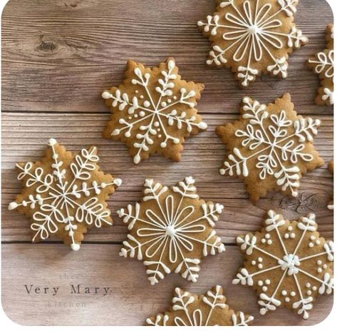 Cute Cookies Christmas, Ginger Bread Decorations Ideas, Gingerbread Cookies Decoration, Holiday Cookie Decorating Ideas, Gingerbread Christmas Cookies Decorated, Gingerbread Cookies Design, Gingerbread Decoration Ideas, Gingerbread Snowflake Cookies, Christmas Cookies Decorations