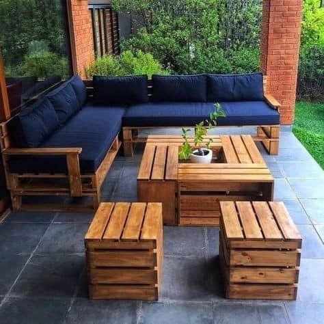 Diy Pallet Sofa, Pallet Furniture Designs, Pallet Garden Furniture, Pallet Patio Furniture, Pallet Patio, Pallet Projects Furniture, Wooden Pallet Furniture, Pallet Sofa, Outdoor Furniture Plans