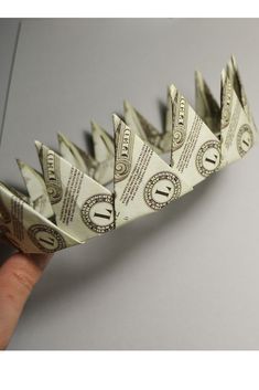 How To Make A Money Crown, Money Crown Diy How To Make, Money Crown Graduation, Making A Crown, Money Crowns, Dollar Folding, Crown Money, Money Crown, Money Origami Tutorial