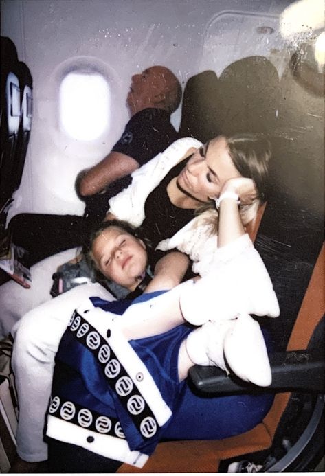 polaroid blue girls mum daughter edgy aesthetic plane summer holiday sleeping Future Mum Aesthetic, Teenage Mum Aesthetic, Single Mom Aesthetic Pictures, Mum Asethic, Cool Mum Aesthetic, Teen Mum Aesthetic, Mother And Teen Daughter Aesthetic, Parents And Daughter Aesthetic, Single Mum Aesthetic