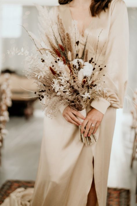 Pampas Styling, Dried Wedding Bouquet, Grass Installation, Industrial Boho, Industrial Wedding Venues, Crystal Wedding Dress, Dried Flowers Wedding, Boho Style Wedding, Boho Wedding Inspiration