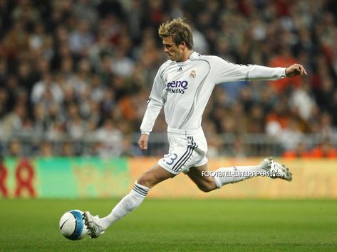 Beckham in his prime. Beckham Real Madrid Wallpaper, David Beckham Real Madrid, David Beckham Wallpaper, David Beckham Soccer, David Beckham Football, Real Madrid Wallpaper, Beckham Football, Madrid Football Club, David Beckham Style