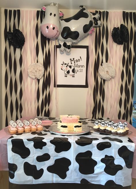 Girls cow birthday party Cow Themed Birthday Party, Cow Baby Shower Theme, Cow Print Birthday, Cow Birthday Parties, 2nd Birthday Party For Girl, Barnyard Birthday Party, Cow Baby Showers, Farm Theme Birthday, Farm Animals Birthday Party