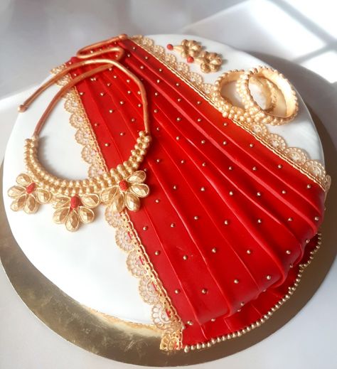 Saree /jewellery/ south indian bride's cake Indian Bride Cake, Half Saree Cake Designs, Half Saree Function Cake, Saree Cake Design, Indian Engagement Cake, Saree Theme Cake, Indian Cake Design, Indian Wedding Cake Designs, Mehendi Cake