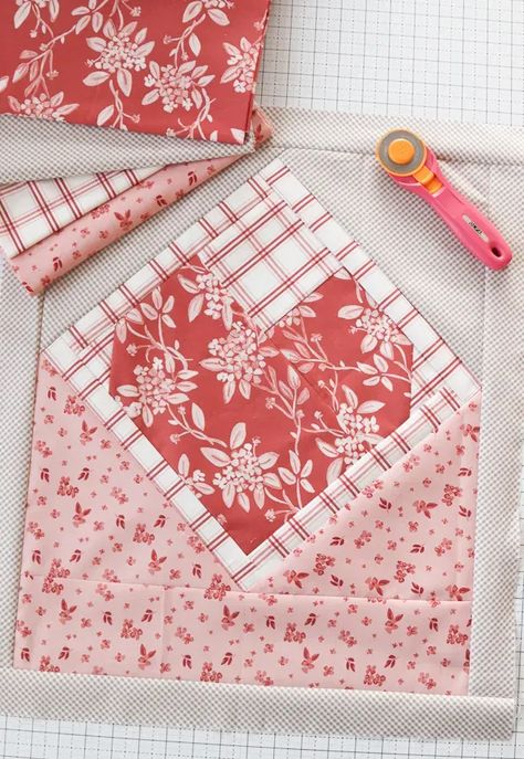 Envelope Quilt, Valentines Quilt Patterns, Valentine Quilt Ideas, Valentine Quilt Patterns Free, Valentine Quilts Patterns Free, Free Mini Quilt Patterns, Valentine Quilts, Valentines Quilt, Heart Quilts