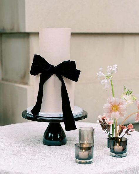 Chic Wedding Cake, White And Black Wedding, Black And White Wedding Cake, Modern Parisian, Monochrome Weddings, Black And White Wedding Theme, Parisian Wedding, White Wedding Theme, Events Design