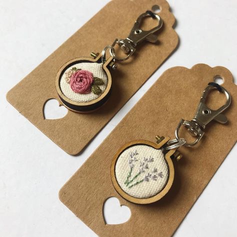 Embroidery Keychain Ideas, Mini Embroidery Patterns, Diy Embroidery Thread, Anniversary Gift Ideas For Him Boyfriend, Mini Embroidery, Clothes Embroidery Diy, Miniature Embroidery, Embroidery Wall Art, Handmade Embroidery Designs