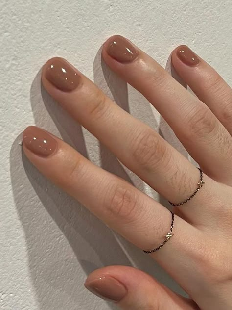 nude brown short nails Milk Tea Brown Nails, Nails With Brown Dress, Creamy Brown Nails, Brown Nails Korean, Translucent Brown Nails, Short Nail Art Designs Classy, Fall Nail Brown, Clear Brown Nails, Taupe Gel Nails