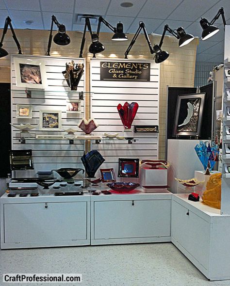 7 photos of craft display booths using slat walls http://www.craftprofessional.com/slat-walls.html Slat Wall Ideas Retail, Glassware Display, Slat Walls, Slat Wall Display, Craft Show Booth, Retail Fixtures, Library Display, Stella Maris, Corner Shop