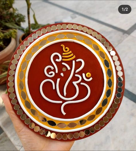 Lippan Art Gift Ideas, Lippan Art Ganpati Decoration, Lipan Art Design, Easy Lippan Art, Quilling Ganesha, Lippin Art, Lippan Art Wall, Lippon Art, Aarti Thali