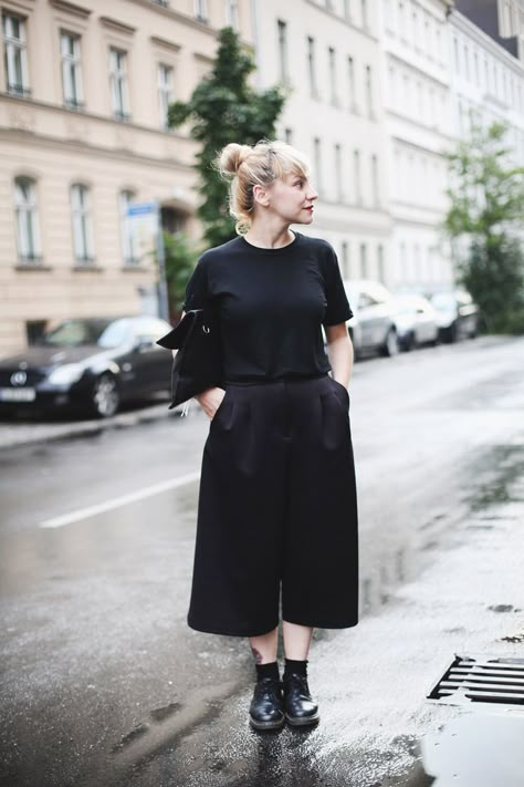 European Travel Outfit, Berlin Fashion Street, Neo Grunge, Steet Style, Style Pictures, Berlin Fashion Week, Berlin Fashion, Ageless Style, Total Black